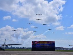 23 Pesawat Udara TNl AL Demo Udara Meriahkan HUT Ke-68 Penerbangan Angkatan Laut