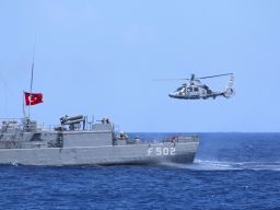 Crew Helikopter HS 1305 Berlatih Bersama Kapal Perang Turkiye