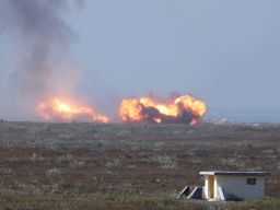 2 Jet Tempur Sukhoi Luluh Lantahkan Basis Musuh di Daerah Pandan Wangi