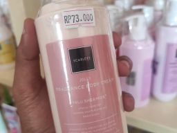 Evie Farida Palsukan Kosmetik Merk Scarlett