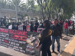 Massa Komisi Pendidikan Rakyat Geruduk Gedung DPRD Gresik