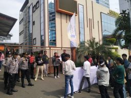 Massa Gembrata Unjuk Rasa Menuntut Kepala Kantor BPN Jakarta Pusat Dicopot