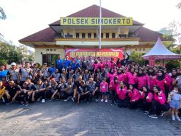 Kapolsek Simokerto Ajak Masyarakat Makan dan Joget Bersama Rayakan HUT Bhayangkara ke 78