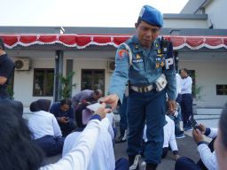 Komandan Lanudal Juanda Cek Smartphone Pastikan Personelnya