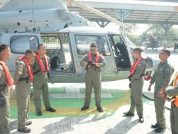 Heli Panther TNI AL Dukung Photex Kapal Layar AL Vietnam Le Quy Don