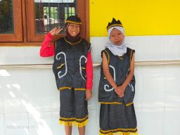 Siswa SLB Desa Pucuk Tampil Memukau Sebagai Dalang di Acara Pentas Seni