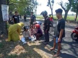 Dua Cewek Boncengan Motor Tubruk Bokong Minibus di Magetan