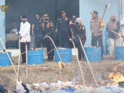 Bea Cukai Bakar Pakaian Bekas dan Barang Ilegal di Tanjung Balai