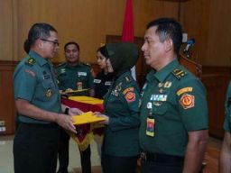 Kapuspen TNI Berikan Reward Kepada Prajurit Berprestasi