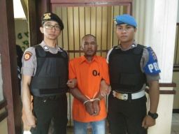 Ayah Bejat Berilmu Kebal