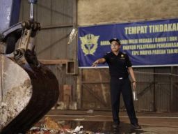 Tidak Bisa Penuhi Persyaratan Impor, Bea Cukai Tanjung Perak Musnahkan Puluhan Ribu BMMN