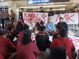 Anggota DPRD Sidoarjo Didemo Mahasiswa Usai Dilantik