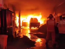 Toko Bangunan Plus 3 Unit Mobil Amblas Terlalap Api di Kota Madiun