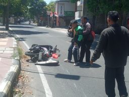 Mengaku Ngantuk, Pemotor Ojol Ndlosor di Jalanan Usai Antar Penumpangnya