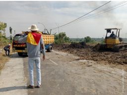 Tanah dari Galian Embung Di Dusun Traseng Jadi Bahan Urug, Tumpah Ruah Bikin Jalan Rusak