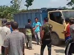 Warga Kampung Bumi Dana Blokade Kendaraan Pengangkut Batu Bara