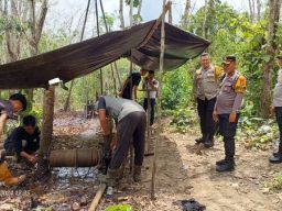 Polres Musi Banyuasin Tertibkan Tambang Sumur Minyak Ilegal di Keluang
