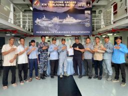 Bakamla RI Serahkan 8 Nelayan ke Pemerintah Natuna