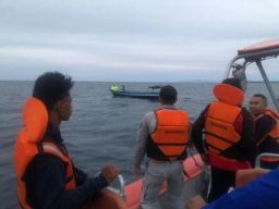 Bakamla RI Evakuasi Long Boat Mati Mesin di Perairan Kota Tual