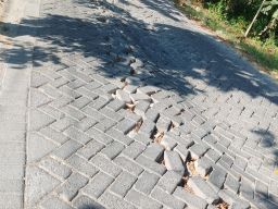 Belum Setahun Dibangun, Paving Jalan di Desa Hulaan Banyak yang Pecah, Mutu Paving Diragukan Kekuatannya