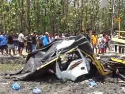 Kereta Api Sambar Truk di Lintasan Dua Spoor Terbuka, Sopir dan Kernet Kritis