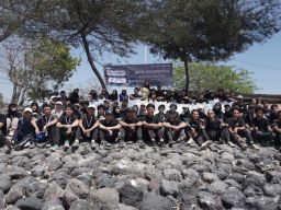 Puluhan Aktivis Lingkungan dan Akademisi Gelar Aksi Solidaritas Peduli Pantai Lewat Clean Up dan Audit Plastik