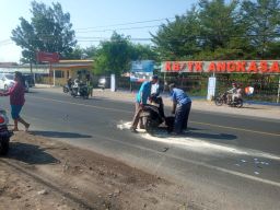 Kurang Hati-hati, Pemotor Hendak Belok Ditabrak Dari Belakang