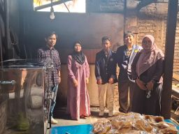 Oven Hemat Energi yang Dikenalkan PKM Dosen UNESA Kepada UMKM Roti Ikan
