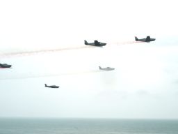 Unsur Pesawat Udara Puspenerbal Sukses Meriahkan HUT TNI AL