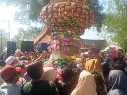 Ribuan Warga Mengikuti Haul dan Sedekah Bumi di Desa Tumapel