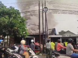 Lupa Matikan Kompor Dapur, Rumah Terbakar Seorang Terluka