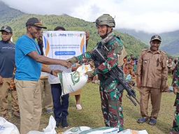 Masyarakat Kiwirok Pegunungan Bintang Sambut Kedatangan Satgas Yonif QY