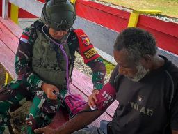 Kepedulian yang Tulus Satgas Yonif 512 QY dengan Orang Papua