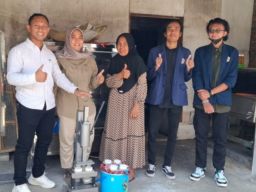 Dosen Universitas Wijaya Putra Gelar Pelatihan UMKM di Desa Setro