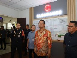 Menkumham Tinjau Tempat Pemeriksaan Imigrasi Juanda Surabaya