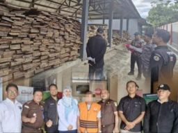 Penanggung Jawab Kapal Ditahan di Kasus Penyelundupan Kayu Ilegal