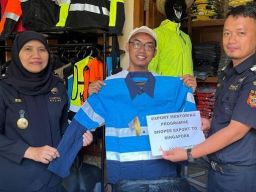 Safety Jacket dari Kota Bunga Laris di Negeri Singa