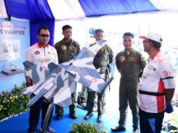 KASAU Tinjau Stand Skadron Udara 11 dan Skadron Udara 33 di TNI AU Fair 2024