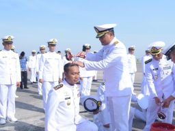 Ratusan Personel Puspenerbal Mandi Kembang di Apron Lanudal Juanda