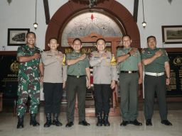 Brigjen Pol Pasma Royce Berbagi Kebahagiaan Bersama Tukang Becak