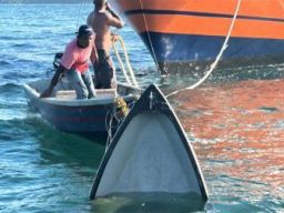 Bakamla RI Evakuasi 3 Nelayan yang Tenggelam di Perairan Batam