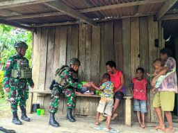 Satgas Yonif 512 QY Selalu Ada di Tengah Masyarakat Distrik Monggo Efi