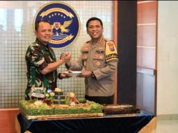 Komandan Puspenerbal Terima Kejutan Kue Ulang Tahun dari Polresta Sidoarjo