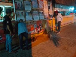 Baliho Paslon Bupati Gresik Mejeng di Depan Kantor Desa Sukowati