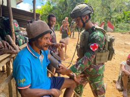 Satgas Yonif 512 QY Aktif Melaksanakan Pengecekan Kesehatan