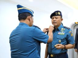 Komandan Puspenerbal Terima Brevet Kehormatan Kesehatan Penyelaman