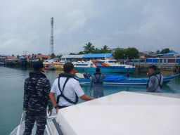 Bakamla RI Serta Tim SAR Gabungan Selamatkan Korban Mati Mesin di Selat Nerong