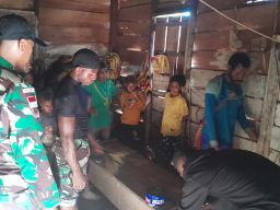 Satgas Yonif 512 QY Bantu Prosesi Pemakaman Warga