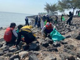 Fenomena Pantai Plastik Imbas Air Laut Surut