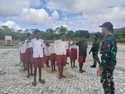 Satgas Yonif 512 QY Melatih Siswa di Wilayah Perbatasan